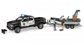 RAM 2500 Police w L+S, trailer, boat and 2 figures (BRUDER-02507